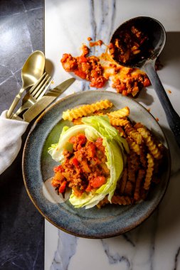 Kıymalı marul, patates kızartmasıyla sarılmış.