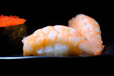 Japon restoranında karides kuyruklu suşi. Makro çekimde.