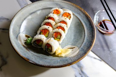 Havuç salatalıklı avokado sebzeli suşi.