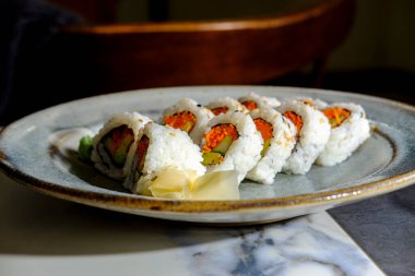Havuç salatalıklı avokado sebzeli suşi.