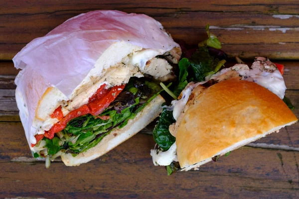 Caprese Kip Sandwich Harde Rol Met Verse Gesneden Mozzarella Basilicum — Stockfoto