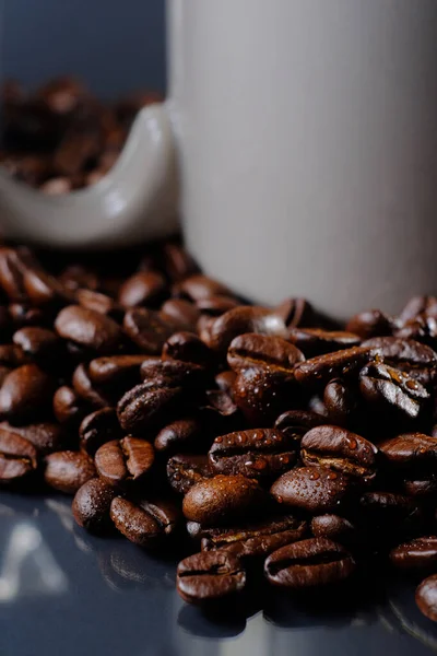 Sıcak Sabah Taze Kavrulmuş Kahve Çekirdekleri Ile Kahve — Stok fotoğraf