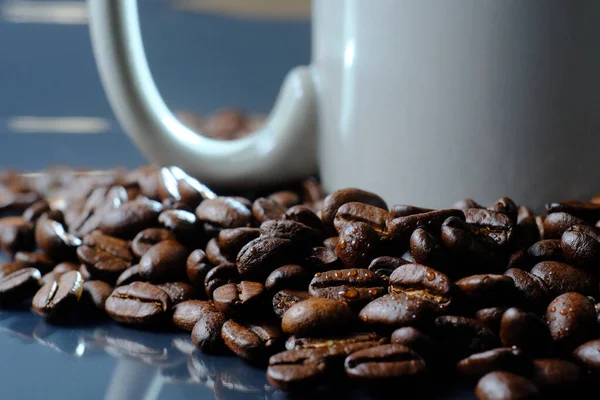 Sıcak Sabah Taze Kavrulmuş Kahve Çekirdekleri Ile Kahve — Stok fotoğraf