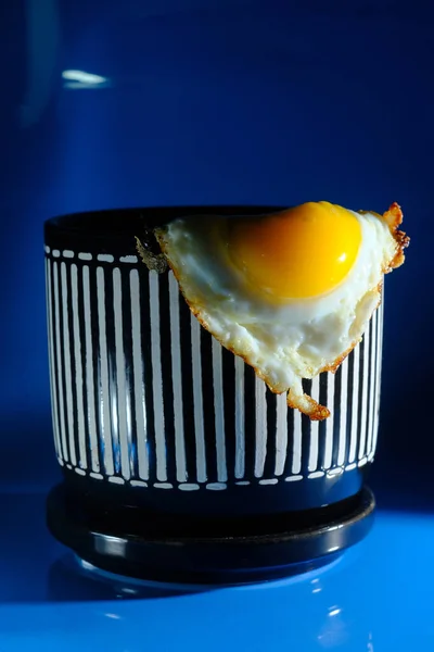 アブストラクト成長と発達のメタファーとしてストライプ植物ポットで提供される揚げ日当たりの良い側の卵の朝食 — ストック写真