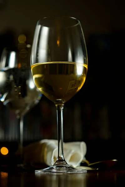 ロマンチックなデートピノ グリジオ白ワインと高級レストランで — ストック写真