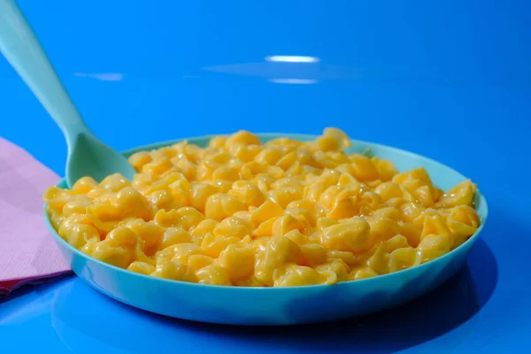 Kids Fun Seashell Pasta Mac Cheese Served Plastic Plate — Stock Photo, Image