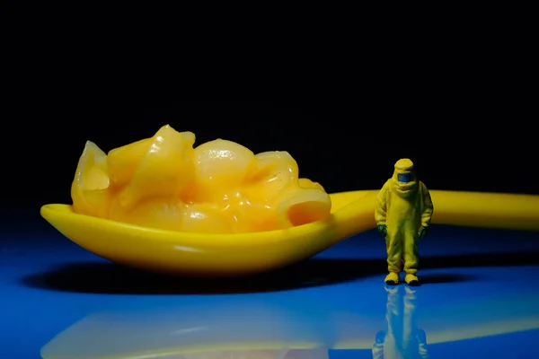 Minyatür Tehlikeli Madde Ekibi Kaşık Dolusu Peynirli Makarnayı Güvenlik Sembolü — Stok fotoğraf