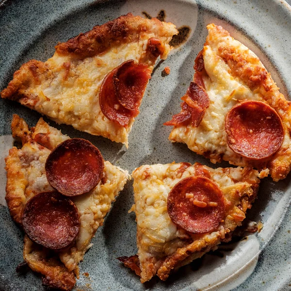 Varias Pizzas Queso Tamaño Personal Con Pepperoni Aderezos Salchicha — Foto de Stock