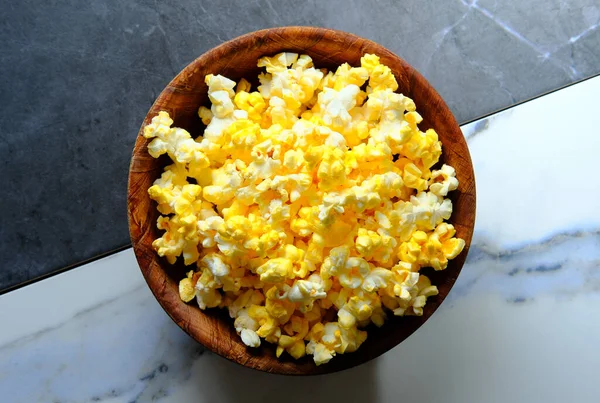 Domowe Kino Popcorn Masłem Drewnianej Misce Wieczór Filmowy — Zdjęcie stockowe
