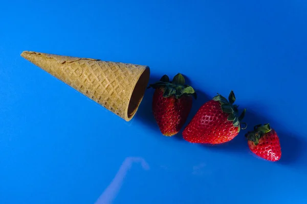 Деконструированная Абстрактная Концепция Десерта Клубничного Мороженого — стоковое фото