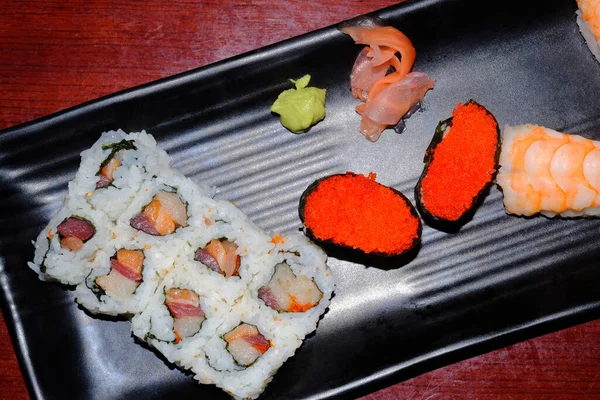 トキコとエビのテール寿司と日本のレストラントリプルロール — ストック写真