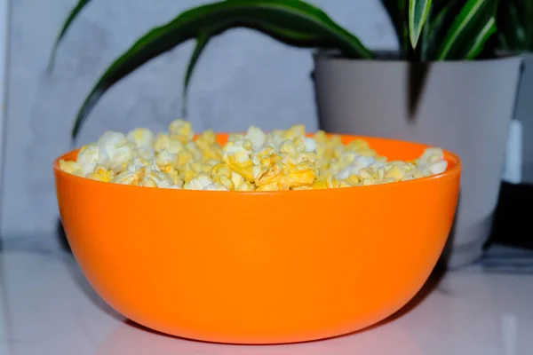 Homemade Movie Theater Popcorn Kitchen Counter Using Direct Flash Styling — Stock Photo, Image