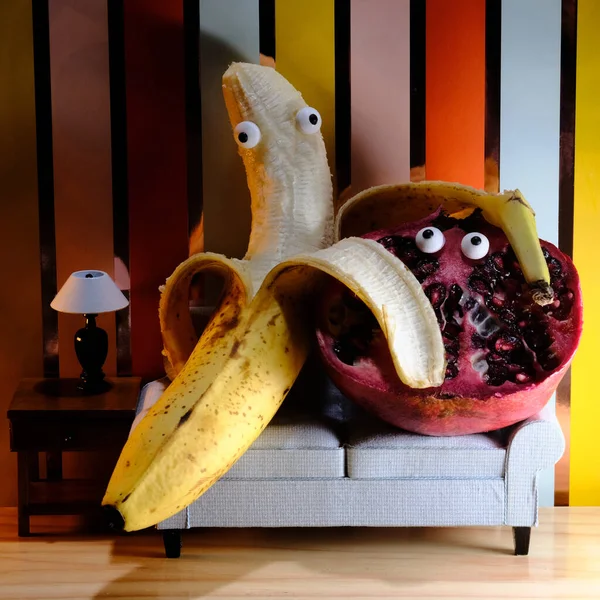 Silly Banana Concerned Pomegranate Cuddling Couch — Zdjęcie stockowe