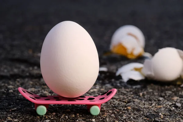Egg Riding Skateboard Metaphor Learning Making Mistakes — Stock Photo, Image