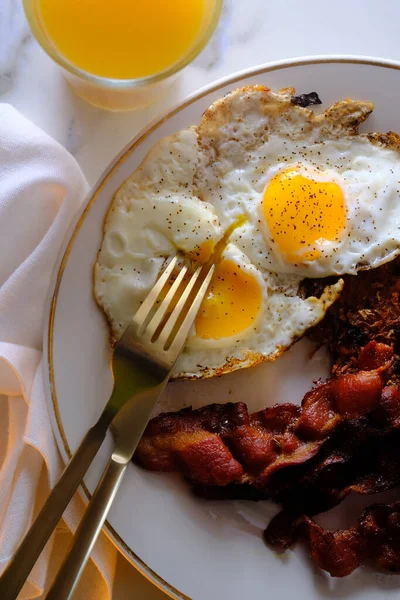 American Breakfast Two Eggs Sunny Side Bacon Hash Browns Glass — 图库照片