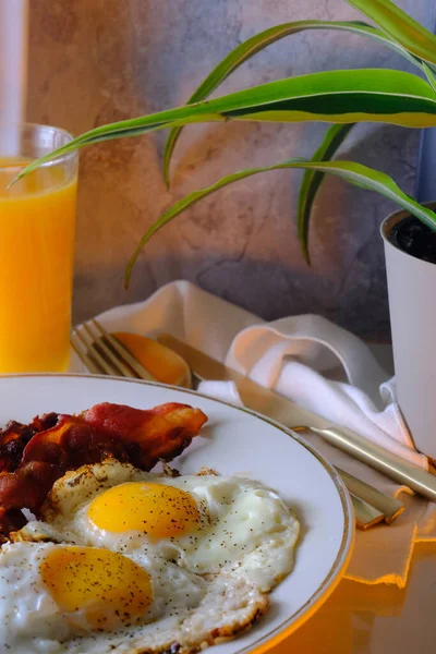 American Breakfast Two Eggs Sunny Side Bacon Hash Browns Glass — 图库照片