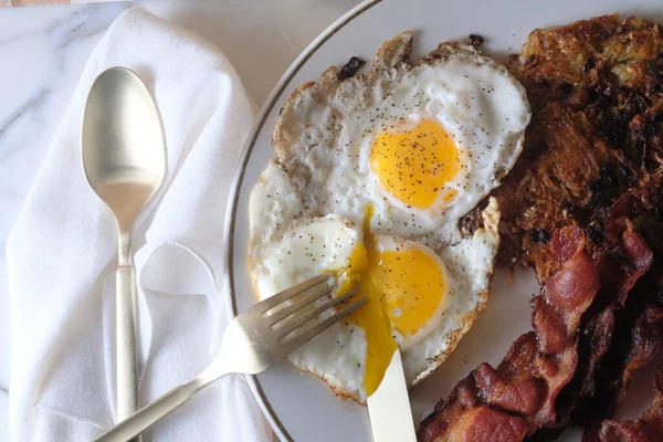 American Breakfast Two Eggs Sunny Side Bacon Hash Browns Glass — 图库照片