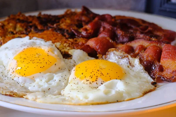 American Breakfast Two Eggs Sunny Side Bacon Hash Browns Glass — 图库照片