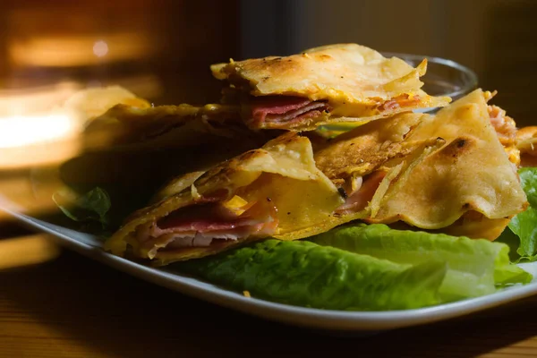 Ham Cheese Quesadilla Moody Bar Setting — Stockfoto