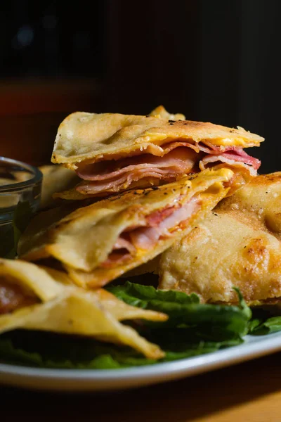 Ham Cheese Quesadilla Moody Bar Setting — Stockfoto