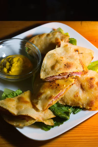 Ham Cheese Quesadilla Moody Bar Setting — Stockfoto