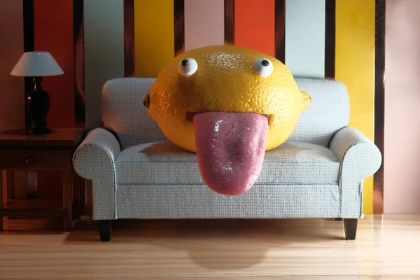 Silly Lemon Sticking Tongue Out Photo Bombing While Sitting Couch — 图库照片