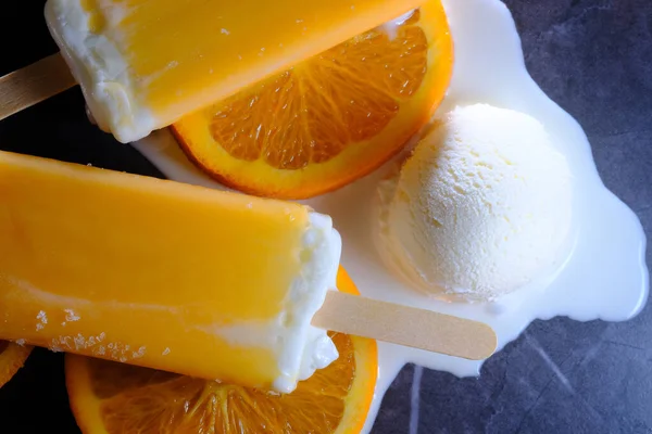 Πορτοκάλια Και Κρέμα Γάλακτος Παγωτό Βανίλια Σκάει Τήξη Στον Πάγκο — Φωτογραφία Αρχείου