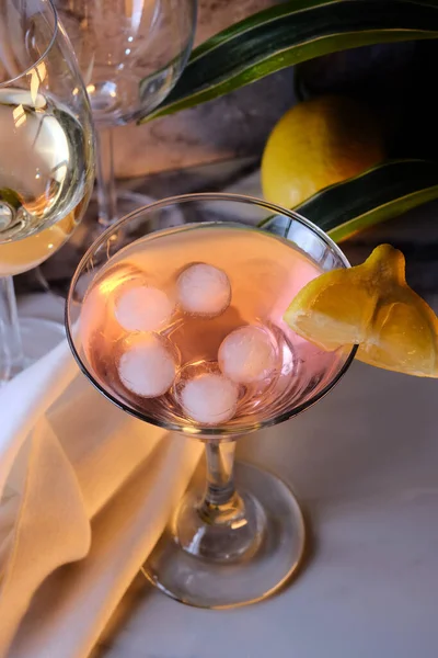 Rosa Citron Droppe Martini Marmor Köksbänk — Stockfoto