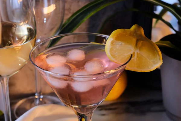 Rosa Zitronentropfen Martini Auf Marmor Küchentheke — Stockfoto