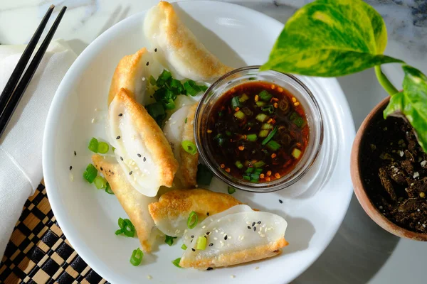 Homemade Fried Asian Potsticker Dumpling Appetizer Spicy Ponzu Dipping Sauce — Zdjęcie stockowe