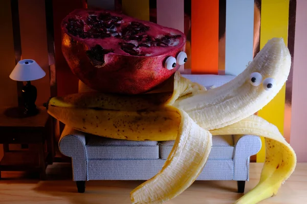 Granada Antropomórfica Plátano Teniendo Una Experiencia Íntima Sofá —  Fotos de Stock