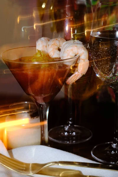 Delightful Tail Shrimp Cocktail Served Horseradish Dipping Sauce Martini Glass — Stockfoto