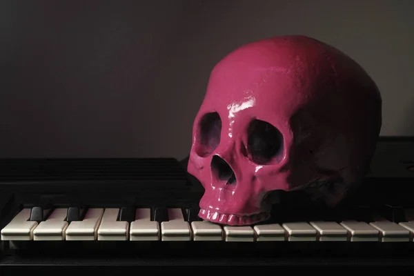 무서운 연주를 피아노 키보드를 인간의 두개골 — 스톡 사진