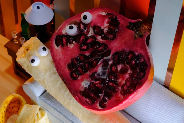 Anthropomorphic Pomegranate Banana Having Intimate Experience Couch — Foto Stock