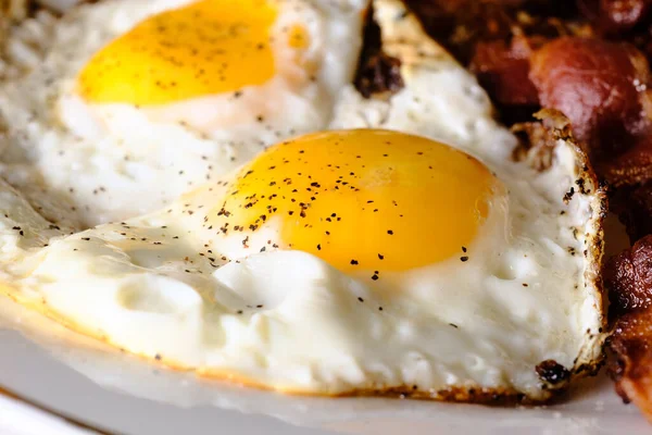 American Breakfast Two Eggs Sunny Side Bacon Hash Browns Glass 免版税图库图片