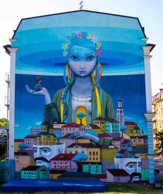 Ukrayna 'nın Kyiv kenti Ukraynalı kız binasının duvarında 16.07.2016 goku duvar resmi
