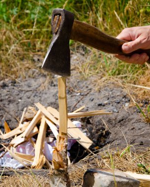 Ateş için baltayla odun kesiyorum.