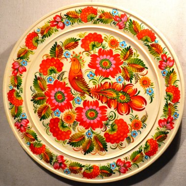 Petrykivka resim ürünleri sergisi, sanat eserleri, sanat resimleri. Horozla boyanmış bir tabak. Ukrayna Kamyanske şehri Dnipropetrovsk bölgesi 11 Şubat 2012.