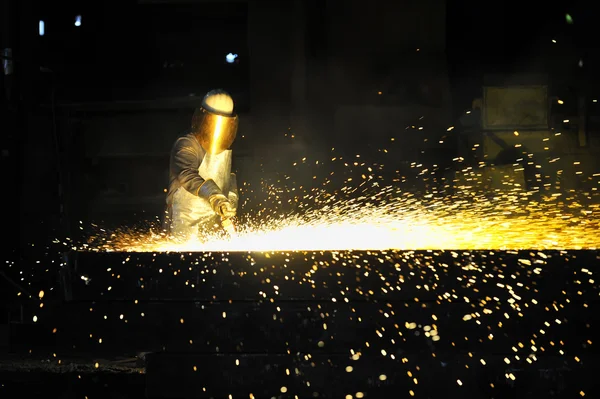 Trabajador usando cortador de antorcha — Foto de Stock