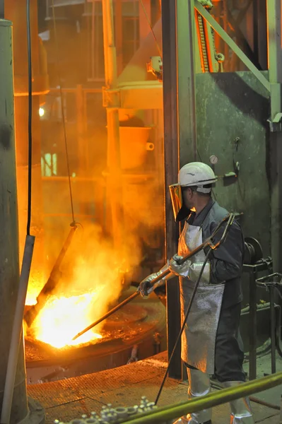 Trabalhador com aço quente — Fotografia de Stock
