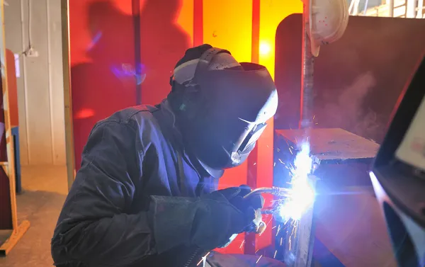 Welder at factory — Stock Photo, Image