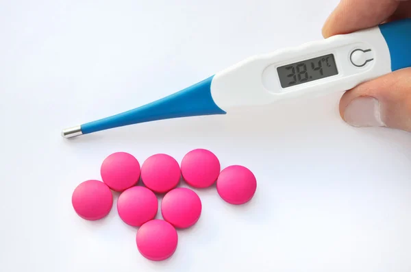 Digital thermometer and pills — Stock Photo, Image