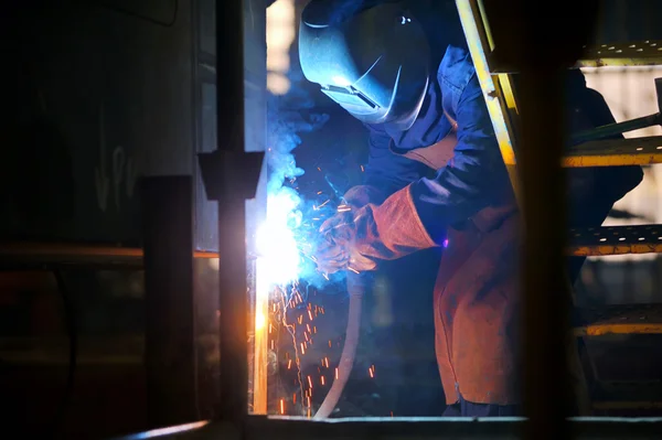 Welder at factory — Stock Photo, Image