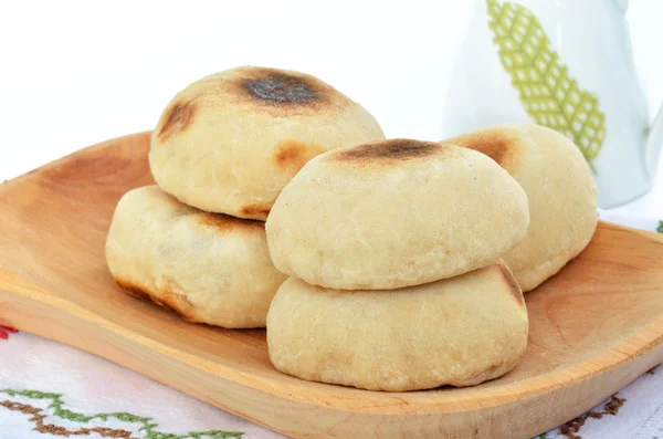 pita ekmeği ahşap plaka yığını