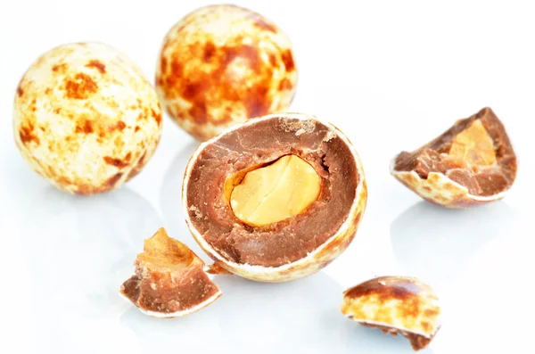 Beyaz ba üzerinde çok renkli sır ile kaplı fıstık ile şeker