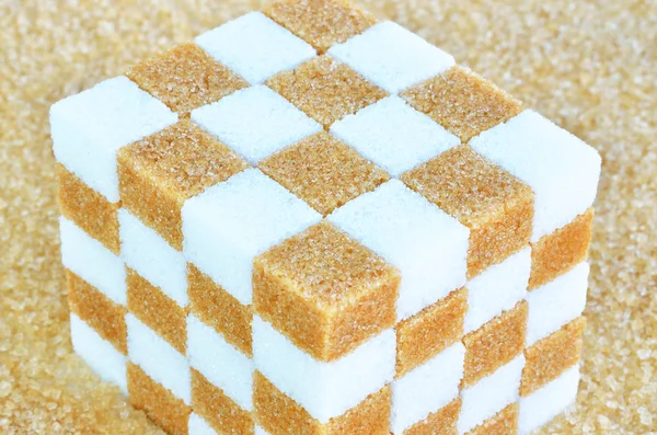 Cubo de terrones de azúcar moreno y blanco — Foto de Stock