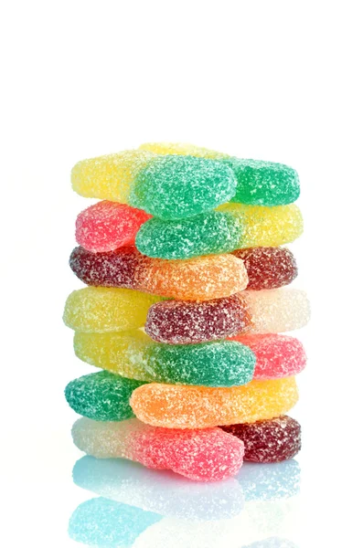 Una pila de caramelos de gelatina sobre un fondo blanco —  Fotos de Stock