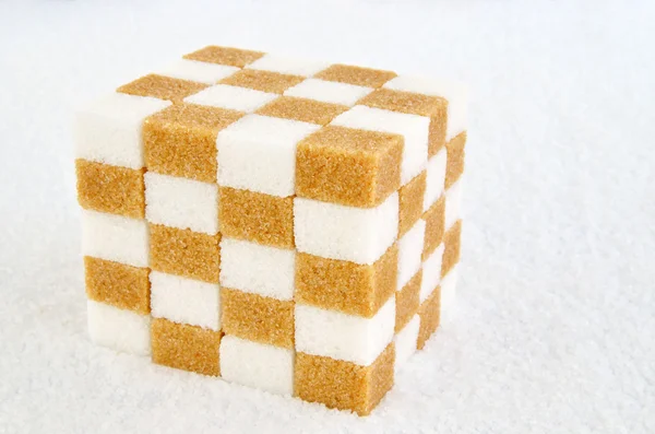 Куб из коричневого и белого сахара — стоковое фото
