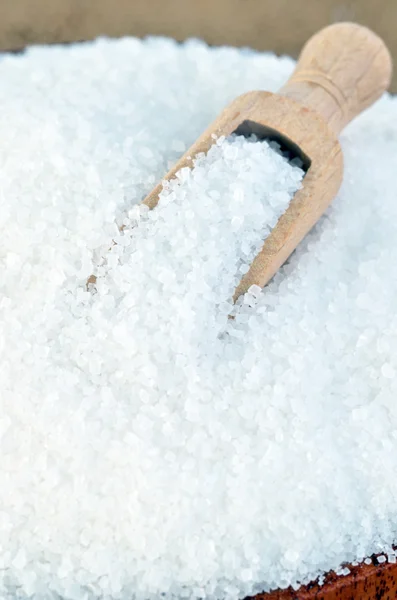 Açúcar branco na colher de madeira — Fotografia de Stock