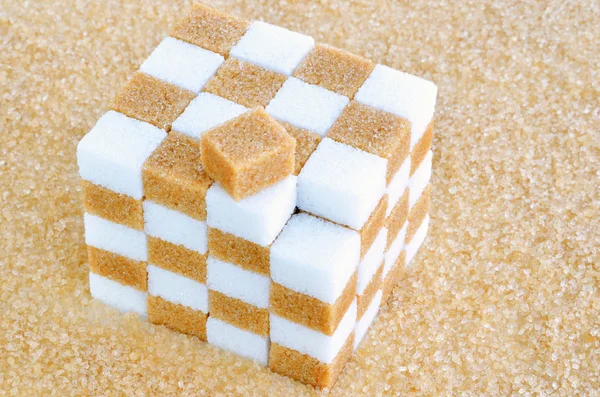Cubo de terrones de azúcar moreno y blanco Imagen de stock
